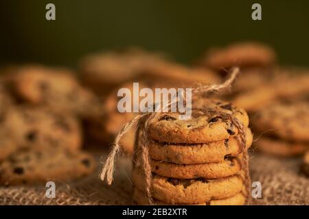 Charme rustique : biscuits aux pépites de chocolat fraîchement cuits Banque D'Images