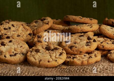 Charme rustique : biscuits aux pépites de chocolat fraîchement cuits Banque D'Images