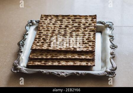 Groupe Matzah, placé dans un plateau d'argent spécial pour les vacances juives de pesach, (à l'éditeur: Matzah est un repas de vacances juif l'appel de vacances de pesach) Banque D'Images