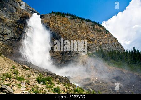 Takakkaw Falls est une chute d'eau située dans le parc national Yoho, près de Field, en Colombie-Britannique, au Canada Banque D'Images