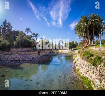 Vue panoramique de la réserve naturelle de Gan Hashlosha - une immense piscine d'eau d'un ruisseau naturel qui coule dans la réserve, Israël Banque D'Images