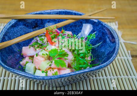 Magnifique plat de ceviche décoré. Cuisine péruvienne de qualité. Banque D'Images