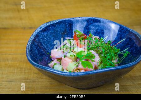 Magnifique plat de ceviche décoré. Cuisine péruvienne de qualité. Banque D'Images