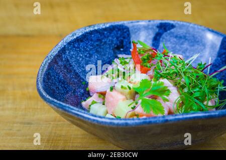 Magnifique plat de ceviche décoré. Cuisine péruvienne de qualité. Banque D'Images
