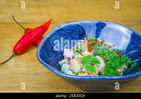 Magnifique plat de ceviche décoré. Cuisine péruvienne de qualité. Banque D'Images