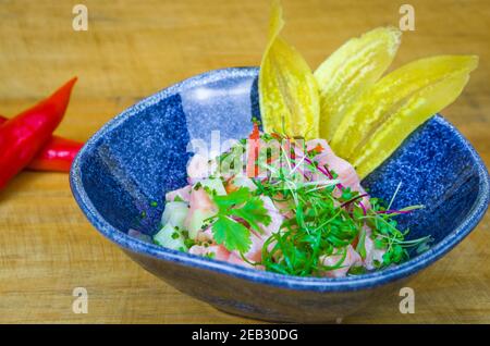 Magnifique plat de ceviche décoré. Cuisine péruvienne de qualité. Banque D'Images