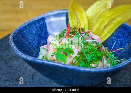Magnifique plat de ceviche décoré. Cuisine péruvienne de qualité. Banque D'Images