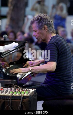 Photo du dossier datée du 18 juillet 2018 de Chick Corea se produit au Jazz Festival de Juan les Pins, France. Chick Corea, un pianiste de jazz imposant qui a remporté le prix Grammy 23, a repoussé les limites du genre et travaillé aux côtés de Miles Davis et Herbie Hancock. Il avait 79 ans. Photo de Lantonin/ANDBZ/ABACAPRESS.COM Banque D'Images