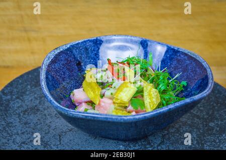 Magnifique plat de ceviche décoré. Cuisine péruvienne de qualité. Banque D'Images