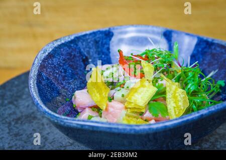 Magnifique plat de ceviche décoré. Cuisine péruvienne de qualité. Banque D'Images
