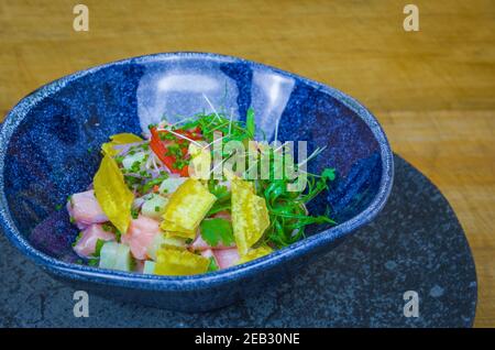 Magnifique plat de ceviche décoré. Cuisine péruvienne de qualité. Banque D'Images