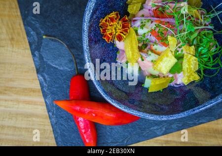 Magnifique plat de ceviche décoré. Cuisine péruvienne de qualité. Banque D'Images