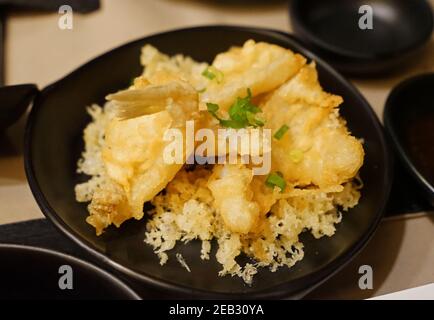 Gros plan Tempura, fruits de mer et légumes cuits et frits de style japonais Banque D'Images