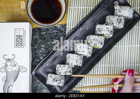Rouleau californien sur une belle assiette décorée Banque D'Images