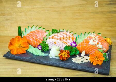 Ensemble sushi (combo). Cuisine japonaise traditionnelle, sashimi haut de gamme décoré dans un cadre élégant. Banque D'Images