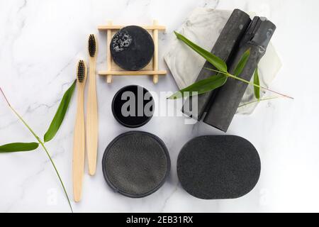 Ensemble de produit de charbon de bambou actovaté pour les soins de santé, spa à la maison, dents. Aucun gaspillage. Banque D'Images