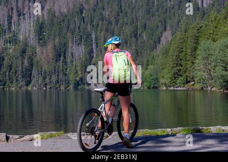 Vélo femme sur un voyage avec sac à dos Sumava National Park République tchèque Lac Noir - cerne Jezero, rivage, vélo Banque D'Images