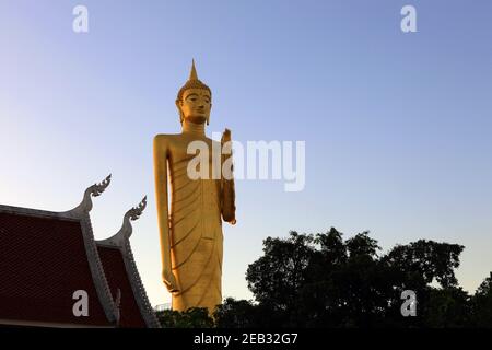 Burapha Phiram Temple et Grand Bouddha ou Bouddha Rattanamongkol Mahamuni la plus haute statue de Bouddha en Thaïlande dans la région du Roi et de la province. Banque D'Images