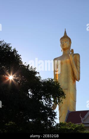 Burapha Phiram Temple et Grand Bouddha ou Bouddha Rattanamongkol Mahamuni la plus haute statue de Bouddha en Thaïlande dans la région du Roi et de la province. Banque D'Images