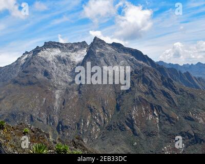 La vue panoramique sur le mont Speke dans les montagnes Rwenzori, en Ouganda Banque D'Images