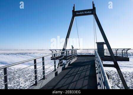 Point d'observation 'Seedyk Kiekje' en hiver avec de la neige sur la côte de la Frise. Ici vous regardez par-dessus l'Ijsselmeer vers Urk et le Noordoosstpolder Banque D'Images