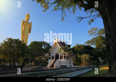 Temple Burapha Phiram et Grand Bouddha ou Bouddha Rattanamongkol Mahamuni La statue de Bouddha la plus haute debout de Thaïlande à Roi et Province dans l'après-midi Banque D'Images