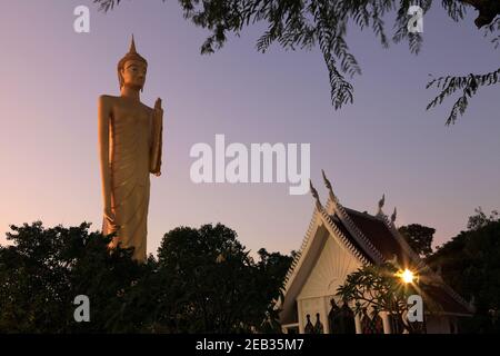 Burapha Phiram Temple et Grand Bouddha ou Bouddha Rattanamongkol Mahamuni la plus haute statue de Bouddha en Thaïlande dans la région du Roi et de la province, dans le tvili Banque D'Images