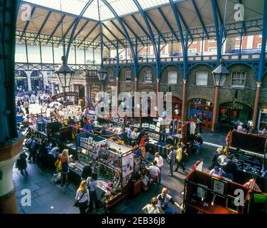 2000 GALERIE MARCHANDE HISTORIQUE COVENT GARDEN MARCHÉ INTÉRIEUR LONDRES ANGLETERRE ROYAUME-UNI Banque D'Images