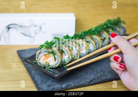 Sushi parfait, cuisine japonaise traditionnelle. Délicieux sushis chauds Banque D'Images