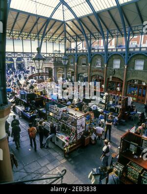 2000 GALERIE MARCHANDE HISTORIQUE COVENT GARDEN MARCHÉ INTÉRIEUR LONDRES ANGLETERRE ROYAUME-UNI Banque D'Images