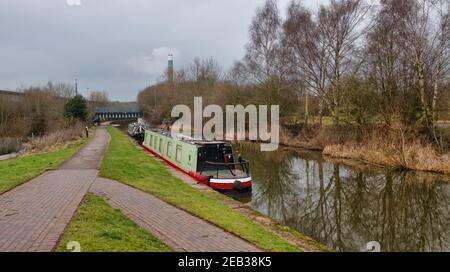 Vue sur un canal avec deux bateaux amarrés sur les gens sur la trajectoire de remorquage Banque D'Images