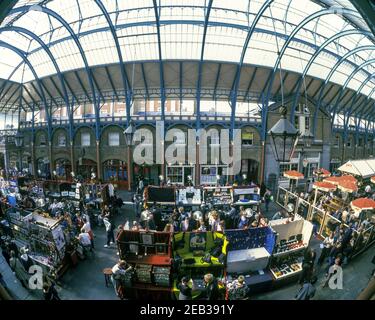 2000 GALERIE MARCHANDE HISTORIQUE COVENT GARDEN MARCHÉ INTÉRIEUR LONDRES ANGLETERRE ROYAUME-UNI Banque D'Images