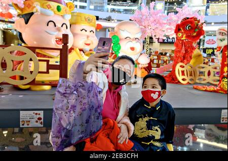 Richmond, Canada. 11 février 2021. Les gens prennent des selfies devant les décorations du nouvel an lunaire chinois au Aberdeen Centre à Richmond, Colombie-Britannique, Canada, le 11 février 2021. Crédit : Andrew Soong/Xinhua/Alay Live News Banque D'Images