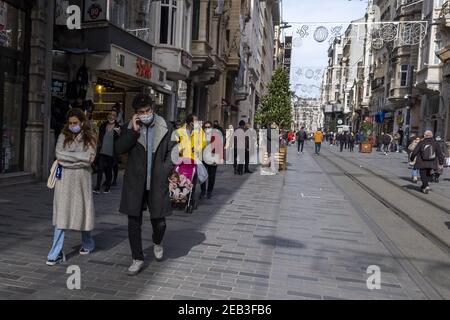 Des personnes portant un masque facial marchent dans une rue à Istanbul, Turquie, le 11 février 2021. La Turquie a confirmé 27,817 décès et 2,564,427 cas positifs d'infection au coronavirus dans le pays. Photo par Ihsan Sercan Ozkurnazli/Depo photos/ABACAPRESS.COM Banque D'Images