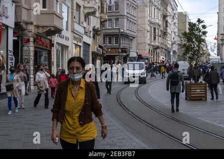 Des personnes portant un masque facial marchent dans une rue à Istanbul, Turquie, le 11 février 2021. La Turquie a confirmé 27,817 décès et 2,564,427 cas positifs d'infection au coronavirus dans le pays. Photo par Ihsan Sercan Ozkurnazli/Depo photos/ABACAPRESS.COM Banque D'Images