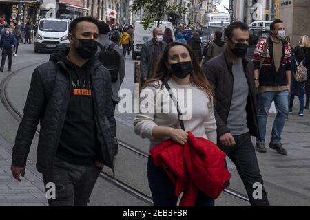 Des personnes portant un masque facial marchent dans une rue à Istanbul, Turquie, le 11 février 2021. La Turquie a confirmé 27,817 décès et 2,564,427 cas positifs d'infection au coronavirus dans le pays. Photo par Ihsan Sercan Ozkurnazli/Depo photos/ABACAPRESS.COM Banque D'Images