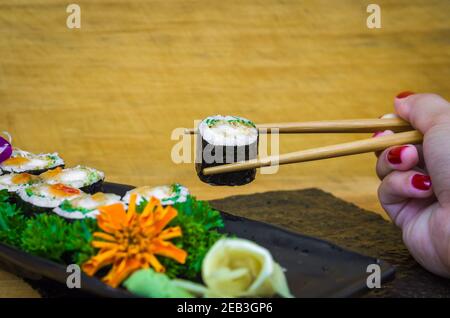 Sushi parfait, cuisine japonaise traditionnelle. Délicieux hossomaki sur l'assiette décorée Banque D'Images