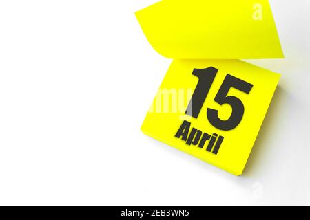 15 avril. Jour 15 du mois, date du calendrier. Gros plan papier vierge autocollant de rappel jaune sur fond blanc. Le mois de printemps, le jour de l'année concep Banque D'Images