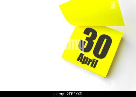 30 avril. Jour 30 du mois, date du calendrier. Gros plan papier vierge autocollant de rappel jaune sur fond blanc. Le mois de printemps, le jour de l'année concep Banque D'Images