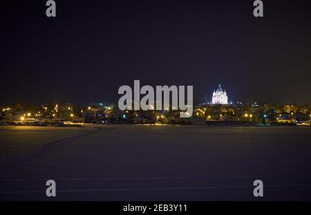 Vieux quartier de Galyanka avec la cathédrale Alexandre Nevsky illuminée comme vu à travers l'étang de Tagil glacé et enneigé pendant la nuit d'hiver. Nijni Ta Banque D'Images