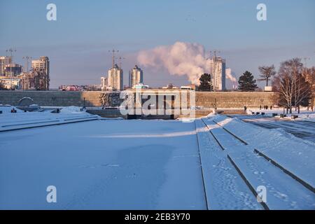 Vue sur la place historique en hiver. Le parc est le site de l'ancienne usine d'Ekaterinbourg, le lieu de fondation de la ville. Ekaterinbourg. Banque D'Images