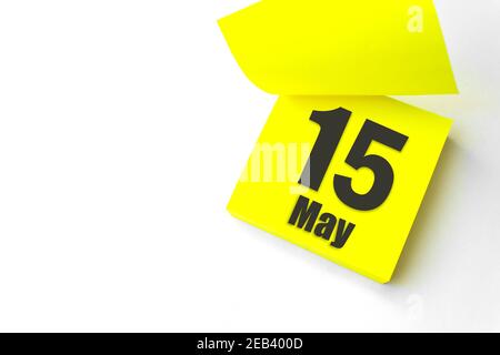 15 mai. Jour 15 du mois, date du calendrier. Gros plan papier vierge autocollant de rappel jaune sur fond blanc. Concept du mois de printemps, du jour de l'année Banque D'Images