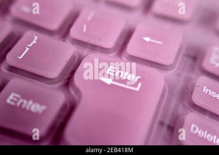 Clavier PC, couleur rose. Détails sur la touche entrée Banque D'Images