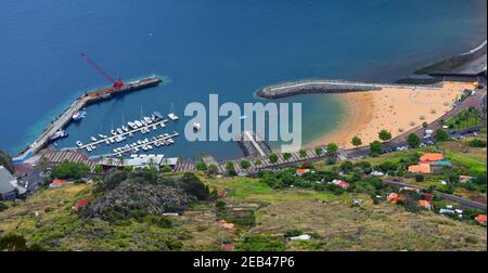 Vue panoramique de Machico à Madère avec port de plage et aéroport. Banque D'Images