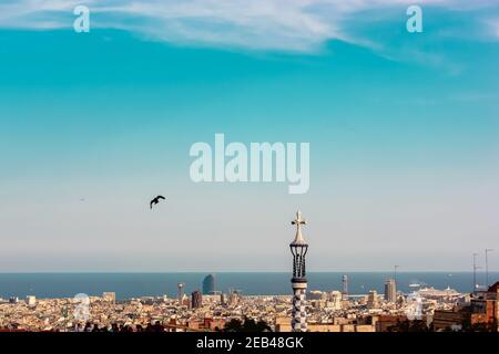 Barcelone, Espagne, août 2019. Vue panoramique de Barcelone en été. La croix de la Casa Batllo à l'horizon contre le ciel bleu et le Mediter Banque D'Images