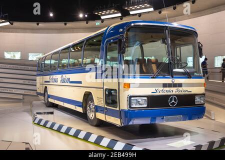 Intérieur du musée Mercedes Benz à Stuttgart, Allemagne. Bus de style ancien et automobiles rétro. Banque D'Images