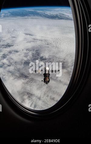 Photo du document daté du 9 février 2021 du navire de réapprovisionnement ISS Progress 76 au départ, qui regarde depuis une fenêtre passager sur le SpaceX Crew Dragon « Resilience ». Le Progress 76 avait désancré des moments plus tôt le compartiment d'amarrage des Pirs de la Station spatiale internationale. Les deux engins spatiaux étaient en orbite à 264 milles au-dessus de la frontière occidentale de la Mongolie lorsque cette photographie a été prise. Photo de la NASA via ABACAPRESS.COM Credit: Abaca Press/Alay Live News Banque D'Images