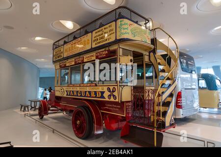 Intérieur du musée Mercedes Benz à Stuttgart, Allemagne. Bus de style ancien et automobiles rétro. Banque D'Images