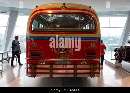 Intérieur du musée Mercedes Benz à Stuttgart, Allemagne. Bus de style ancien et automobiles rétro. Banque D'Images