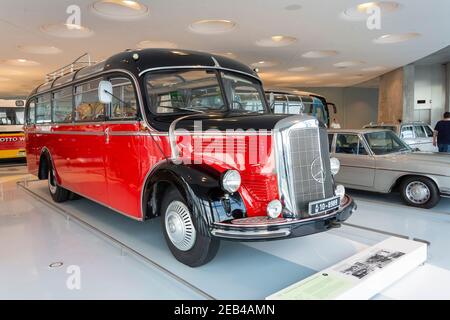 Intérieur du musée Mercedes Benz à Stuttgart, Allemagne. Bus de style ancien et automobiles rétro. Banque D'Images